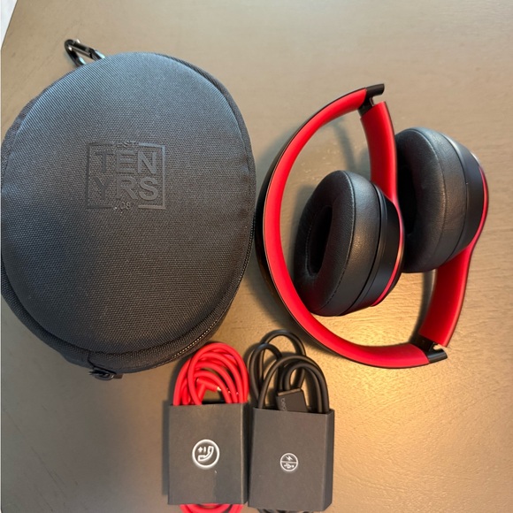 Beats by Dre Red and Black On-Ear Headphones Anniversary Edition - Picture 1 of 5